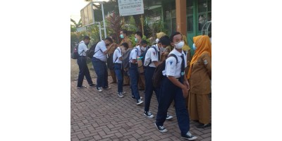 PEMBIASAAN PENYAMBUTAN SISWA